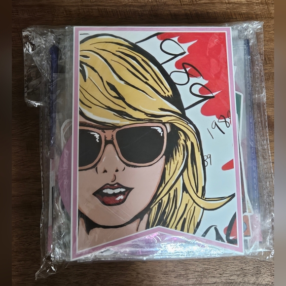 NIB Singer birthday decoration set - Picture 3 of 3